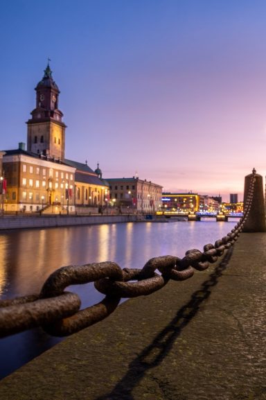 Wir arbeiten auch auf Schwedisch. 
Vi arbetar även på svenska.